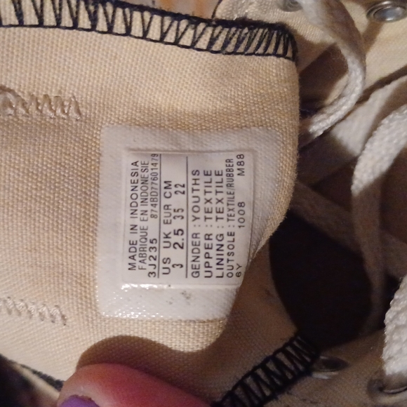 Youth Brown Converse • Size 3 - Picture 5 of 7